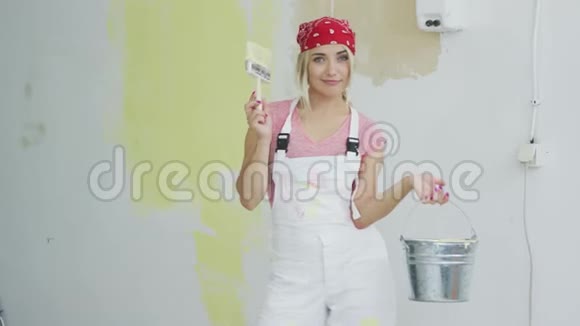 有刷子和油漆桶的可爱女人视频的预览图