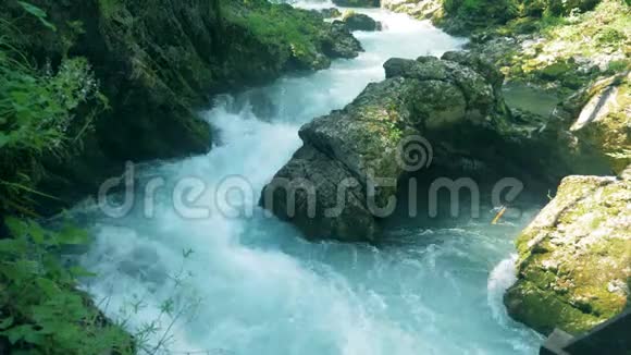 狂野的水流沿着峡谷的石头流淌视频的预览图