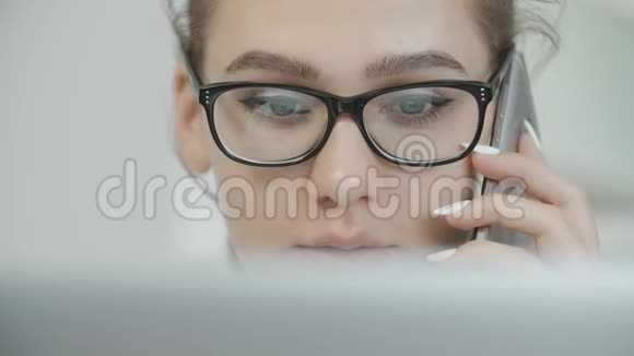 学生女孩在家里使用笔记本电脑在社交网络中聊天面带微笑视频的预览图
