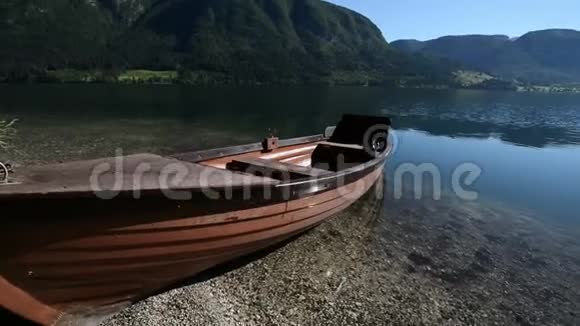 初夏在田园诗般的阿尔卑斯山谷中有湖的小船HD1080p波辛基斯洛文尼亚视频的预览图
