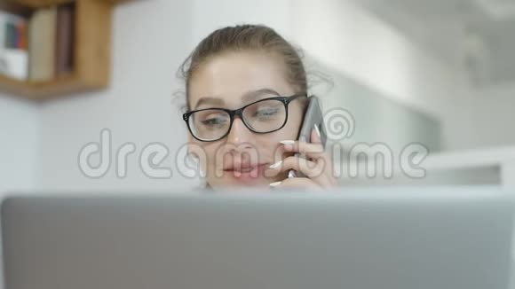 学生女孩会用手提电脑在社交网络中聊天微笑视频的预览图