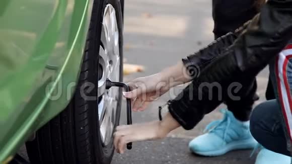 路边的女孩学着换车胎视频的预览图