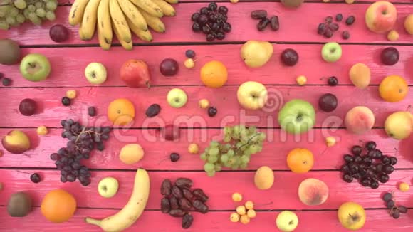 粉红色生态背景上的水果上景视频的预览图