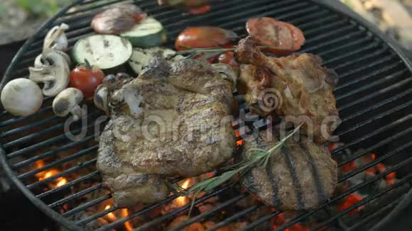 什锦肉配烤蔬菜和迷迭香小枝前景是汉堡肉排牛排排骨视频的预览图