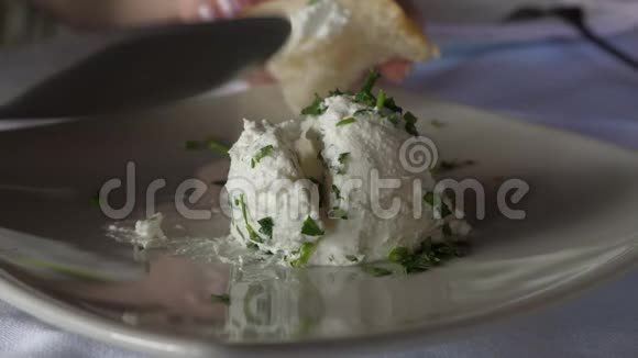 奶油奶酪被涂在面包上视频的预览图