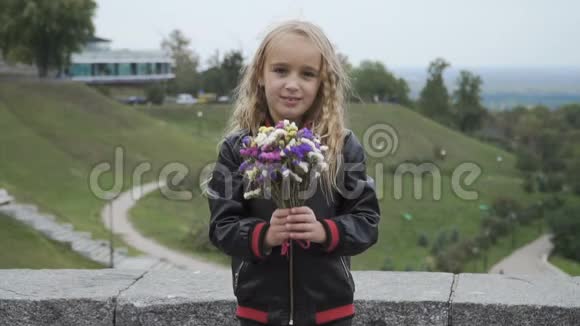 漂亮姑娘把花束送给照相机视频的预览图