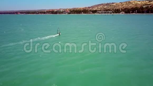 带透明帆的冲浪者移动到海滩视频的预览图