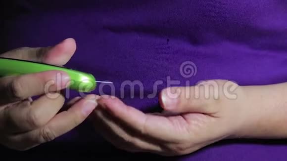 糖尿病妇女测试她的血糖视频的预览图