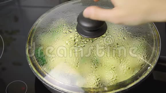 锅中烧烤西葫芦的视频视频的预览图