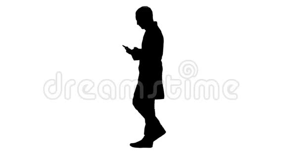 男医生走路和使用手机视频的预览图