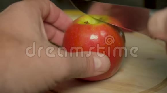 一个漂亮多汁的大苹果它用刀切成两个相等的部分维生素和健康食品视频的预览图