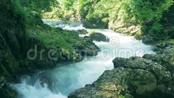岩石峡谷湍急的小溪流过视频的预览图