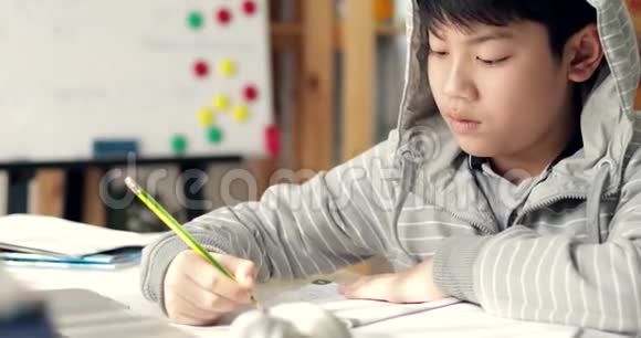 愤怒的亚洲男孩做你的家庭作业感到焦虑担心和疲倦多莉向左向右移动视频的预览图