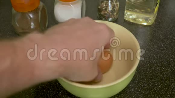 新鲜的有机鸡蛋被打碎成一个碗用来做饭视频的预览图