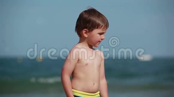 男孩从冲浪线跑出来视频的预览图