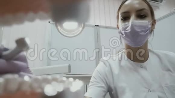牙医使用钻床治疗牙齿视频的预览图