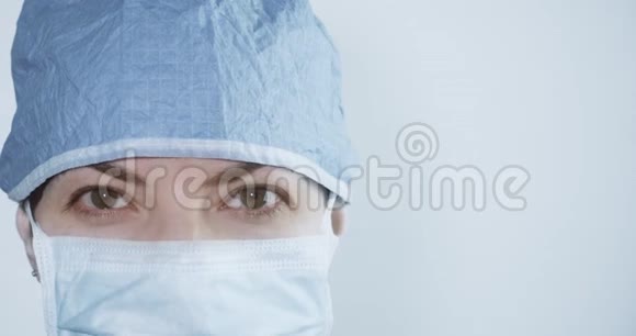 年轻女外科医生的肖像视频的预览图