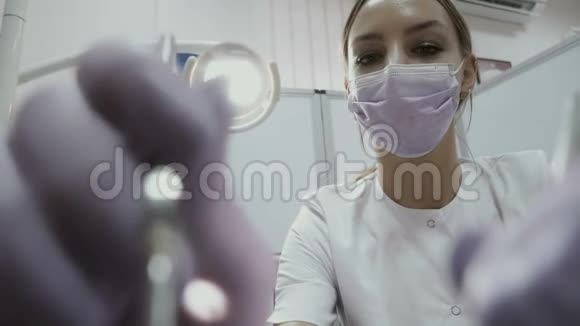 口腔科门诊牙科检查角探针患者的牙齿视频的预览图