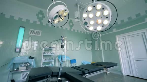 医院房间里有很多设备的医疗设施手术室里全是医疗用品视频的预览图