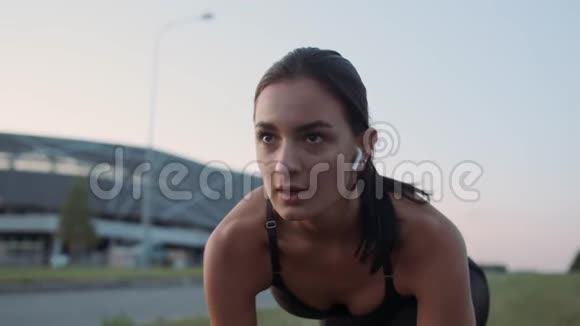 户外运动女孩上跑步机视频的预览图