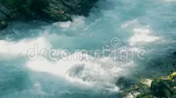 一条近山河的快速水流视频的预览图