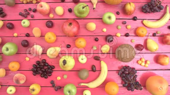 粉红色生态背景上的水果上景视频的预览图