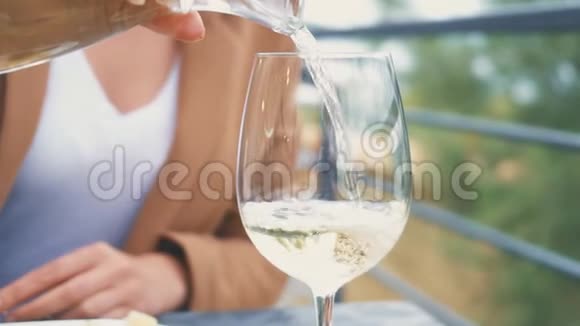 女人倒了一杯白葡萄酒视频的预览图