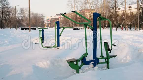 体育健身器材冬季城市公园积雪覆盖视频的预览图