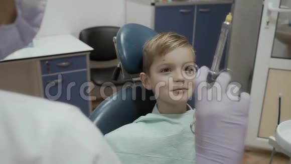 牙医将为一个小病人注射麻醉药视频的预览图