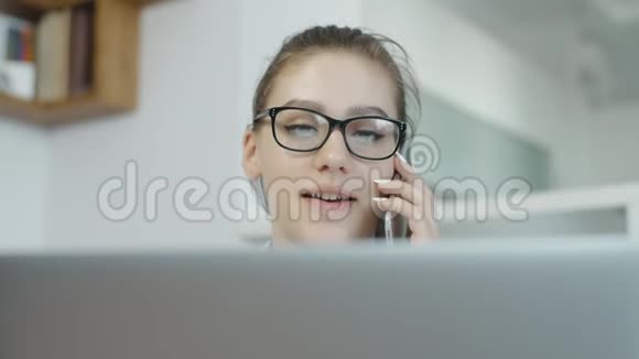 快乐的学生女孩用手提电脑在社交网络中聊天微笑视频的预览图