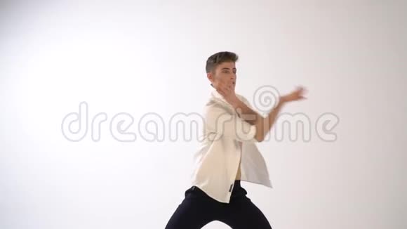 穿着白衬衫跳芭蕾的男人视频的预览图