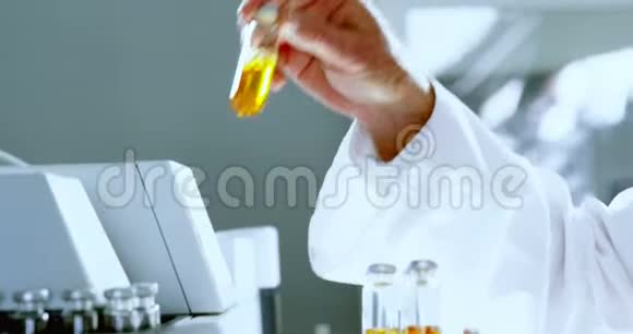 男科学家把药瓶放在4k的架子上视频的预览图