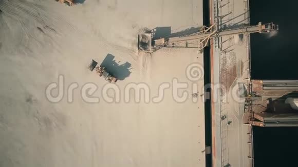 干货船和水泥装载机的高空俯视图视频的预览图