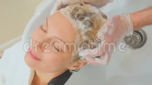 理发师用洗发水给客户洗头视频的预览图
