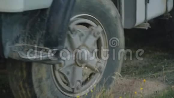 卡车的轮子视频的预览图
