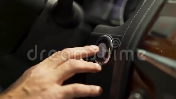 贴近汽车驾驶员发动发动机的现代车辆现代科技理念库存手指视频的预览图