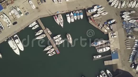 船只和游艇无人驾驶飞机在海港停车场漂浮视频的预览图