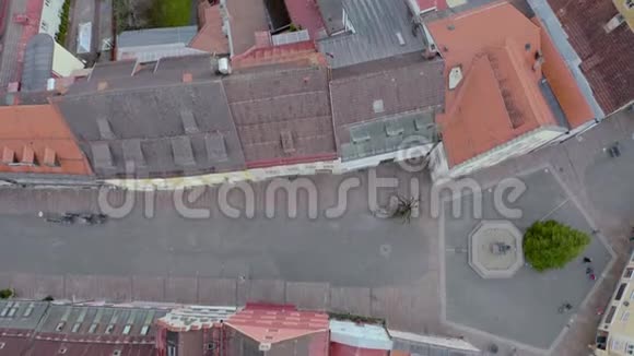 红色屋顶的鸟瞰图视频的预览图