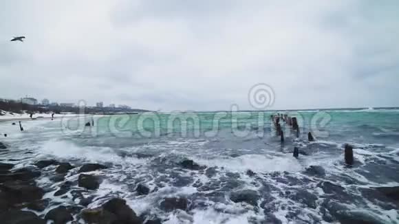 在寒冷的天气里海浪在海滩上戏剧性的4k拍摄视频的预览图