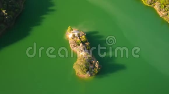 无人机飞越绿水视频的预览图