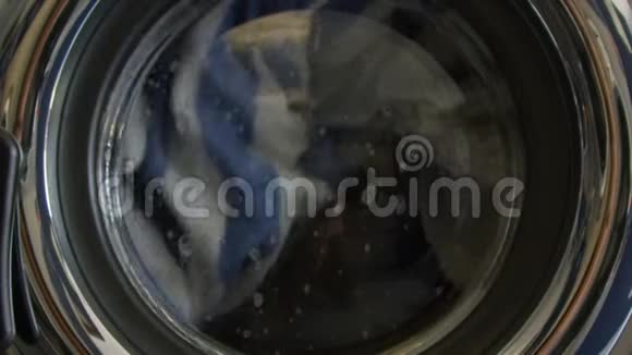 移动洗衣机的慢速运动视频的预览图