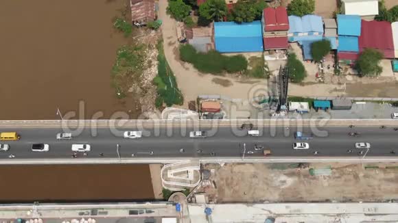 亚洲一条浑河沿线在建桥梁的交通车道和施工车道的鸟瞰图视频的预览图