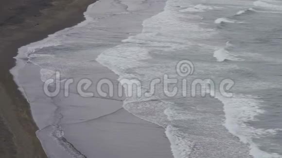 空中无人机的海浪到达海岸的镜头视频的预览图