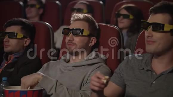 在电影院吃爆米花的朋友3眼镜看电影的人视频的预览图