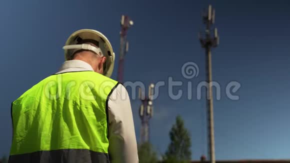 环保工程师巡视建筑视频的预览图