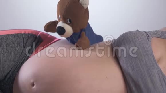 怀孕观念有玩具熊的孕妇视频的预览图