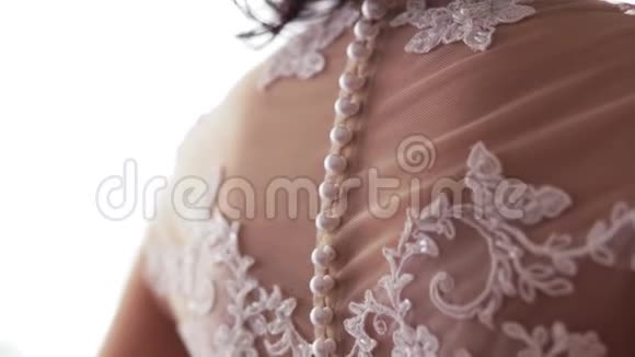 新娘穿着漂亮的透明白裙视频的预览图