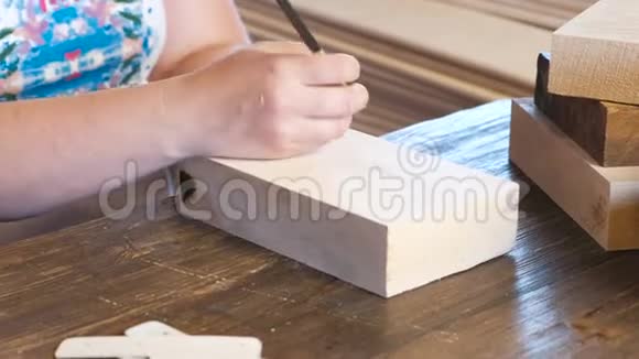 女人把纸模板重新涂到木条上双手特写视频的预览图