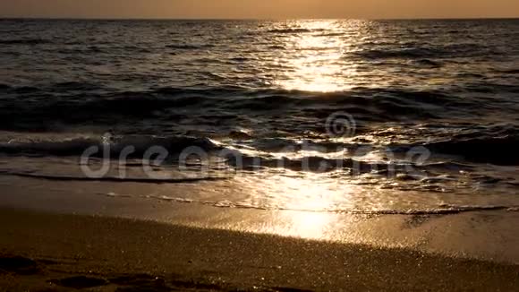 日光在水面反射的风景视频的预览图