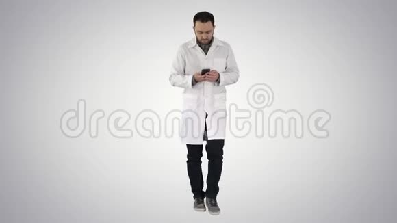 男医生在梯度背景下在电话里散步和交谈视频的预览图